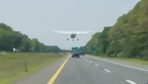 Легкомоторный самолет сел на автомагистраль в США - Sputnik Казахстан