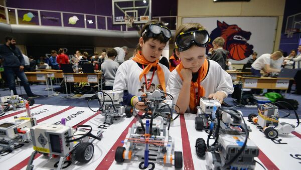 Дети на соревнованиях по робототехнике, архивное фото - Sputnik Казахстан