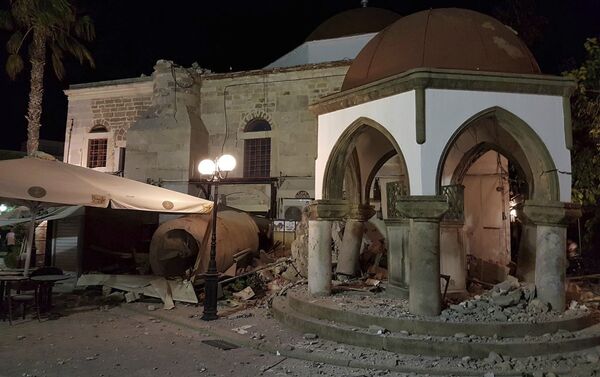 Мощное землетрясение поразило эгейское побережье Турции и близлежащие греческие острова - Sputnik Казахстан