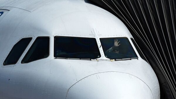 Пилот в кабине самолета, архивное фото - Sputnik Казахстан
