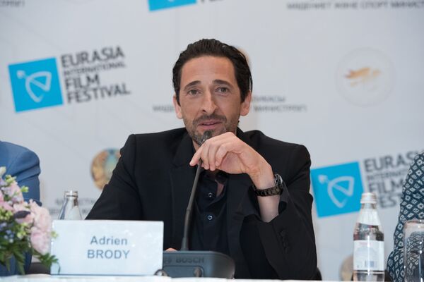 Эдриен Броуди на пресс-конференции в Астане Эдриен Броуди на пресс-конференции в Астане - Sputnik Казахстан