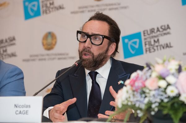 Николас Кейдж на пресс-конференции в Астане Николас Кейдж на пресс-конференции в Астане - Sputnik Казахстан