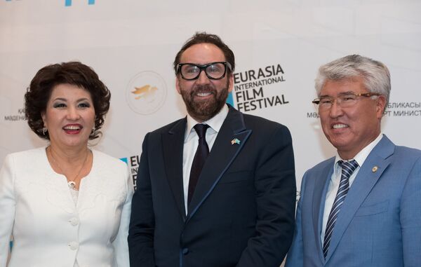 Актер Николас Кейдж, казахстанская скрипачка Айман Мусаходжаева и министр культуры РК Арыстанбек Мухамедиулы на пресс-конференции в Астане Актер Николас Кейдж, казахстанская скрипачка Айман Мусаходжаева и министр культуры РК Арыстанбек Мухамедиулы на пресс-конференции в Астане - Sputnik Казахстан