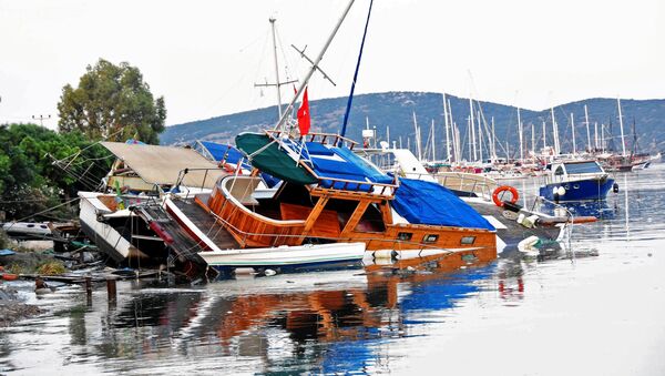 Поврежденные лодки после землетрясения и цунами в курортном городе Гюмбет в провинции Турции - Sputnik Казахстан