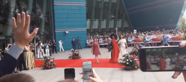 Безумная женщина на красной дорожке кинофестиваля Евразия в Астане Безумная женщина на красной дорожке кинофестиваля Евразия в Астане - Sputnik Казахстан