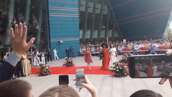Безумная женщина на красной дорожке кинофестиваля Евразия в Астане - Sputnik Казахстан