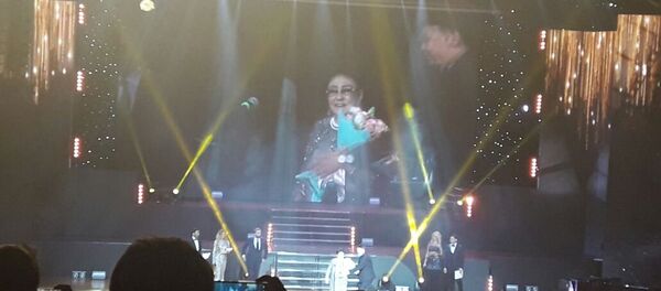 Николас Кейдж награждает Бибигуль Тулегенову Николас Кейдж награждает Бибигуль Тулегенову - Sputnik Казахстан