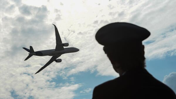 Архивное фото пилота, следящего за самолетом в небе - Sputnik Казахстан