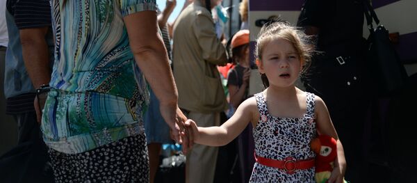 Девочка у автобуса, архивное фото Девочка у автобуса, архивное фото - Sputnik Казахстан