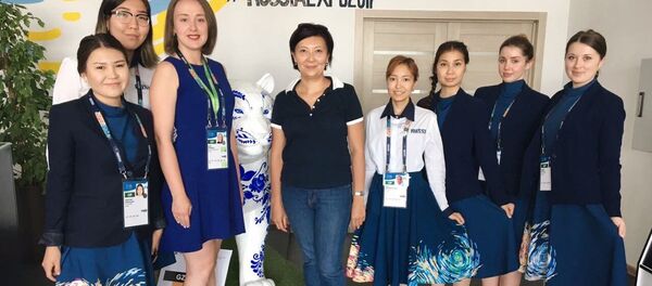 Астанчанка Ардак Аупбаева (в центре) стала 300-тысячным посетителем павильона России на ЭКСПО Астанчанка Ардак Аупбаева (в центре) стала 300-тысячным посетителем павильона России на ЭКСПО - Sputnik Казахстан