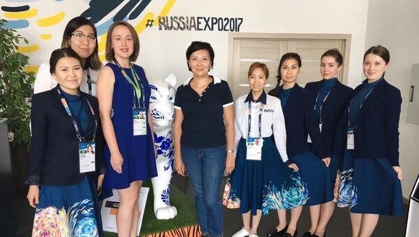 Астанчанка Ардак Аупбаева (в центре) стала 300-тысячным посетителем павильона России на ЭКСПО - Sputnik Казахстан