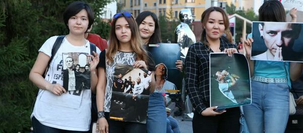 Фанаты группы Linkin Park почтили память Честера Беннингтона - Sputnik Казахстан