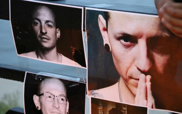 Фанаты группы Linkin Park почтили память Честера Беннингтона - Sputnik Казахстан