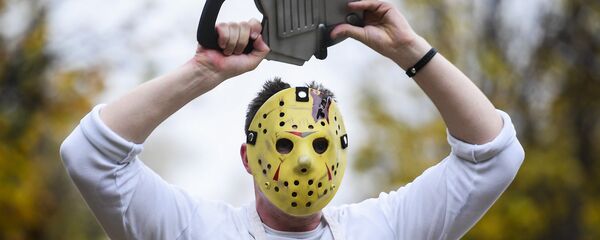 Мужчина в маске с бензопилой - Sputnik Казахстан