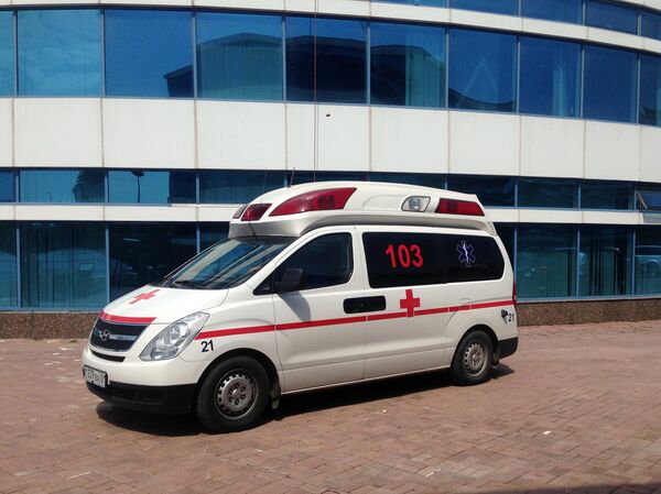 Автомобиль скорой помощи на месте падения промышленного альпиниста Автомобиль скорой помощи на месте падения промышленного альпиниста - Sputnik Казахстан