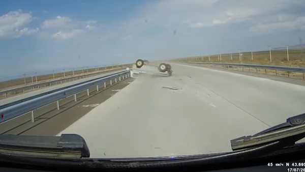 УАЗ перевернулся на трассе Алматы - Жаркент - видео очевидца - Sputnik Казахстан