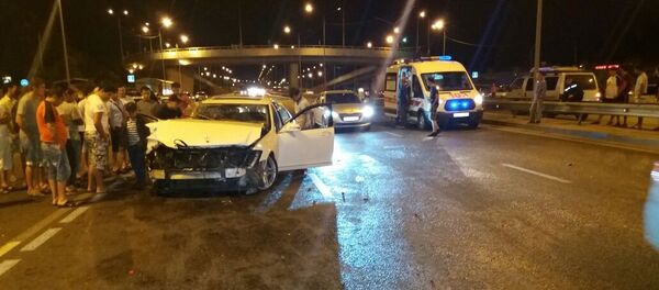 Райымбек даңғылында Мерседес бағананы құлатты Райымбек даңғылында Мерседес бағананы құлатты - Sputnik Қазақстан