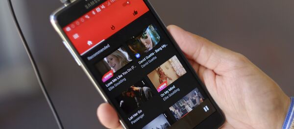Мужчина просматривает видеосайты на смартфоне Мужчина просматривает видеосайты на смартфоне - Sputnik Казахстан