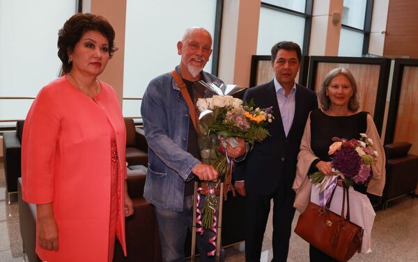 Голливудский актер, продюсер и режиссер Джон Малкович прибыл в Астану - Sputnik Казахстан