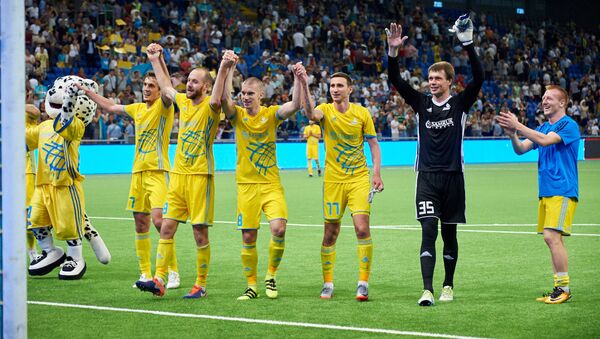 Игроки ФК Астана празднуют победу в матче с Легией - Sputnik Казахстан