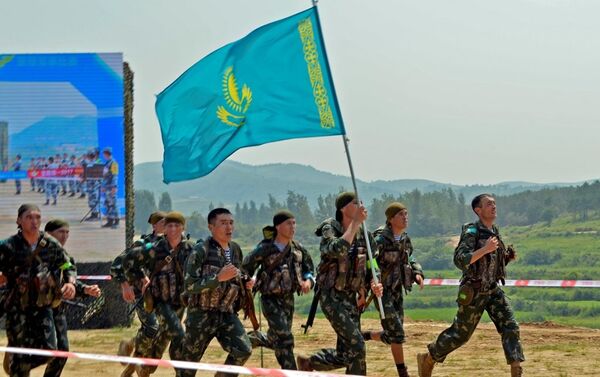 Военнослужащие РК на первом этапе конкурса Десантный взвод - Sputnik Казахстан