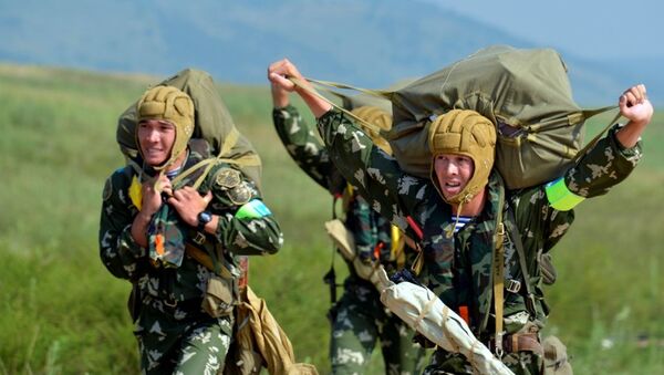 Военнослужащие РК на первом этапе конкурса Десантный взвод - Sputnik Казахстан