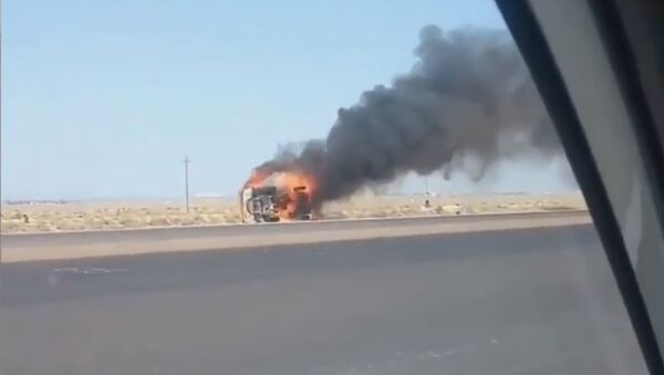 Автомобиль загорелся на трассе Актау - Жанаозен - Sputnik Казахстан