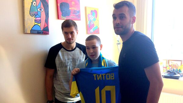 Футболисты Астаны навестили тяжелобольного 14-летнего фаната - Sputnik Казахстан