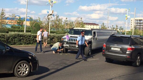 Mercedes врезался в свадебный лимузин - Sputnik Казахстан