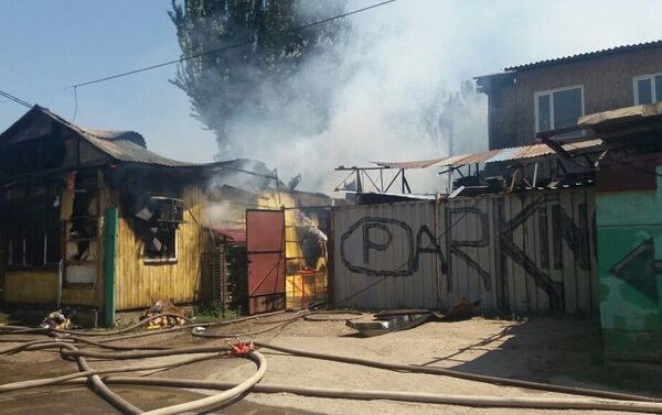 Тушение пожара в мкр. Калкаман-2 - Sputnik Казахстан