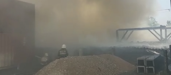 Склад стройматериалов горит на улице Татибекова - Sputnik Казахстан