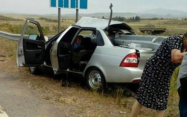 На автодороге Алматы – Талдыкорган произошло ДТП, при котором легковую автомашину Lada Priora насквозь пробил металлический придорожный отбойник - Sputnik Казахстан
