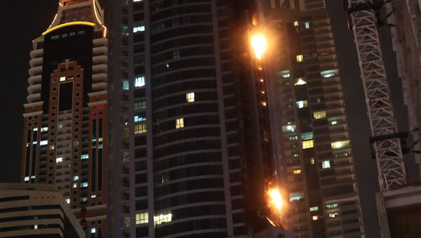 Огонь охватил небоскреб в Дубаи - Sputnik Казахстан