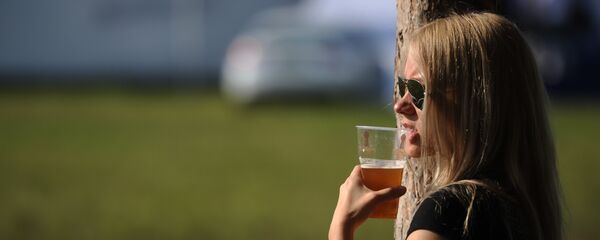 Әйел сыра ішіп тұр Әйел сыра ішіп тұр - Sputnik Қазақстан