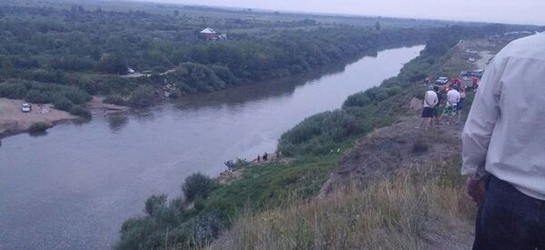 Петропавлда автокөлік өзенге түсіп кетті - Sputnik Қазақстан