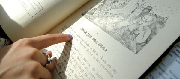 Девушка читает на латинице изданную 80 лет назад книгу на казахском языке Девушка читает на латинице изданную 80 лет назад книгу на казахском языке - Sputnik Казахстан