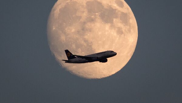 Самолет на фоне луны, архивное фото - Sputnik Казахстан