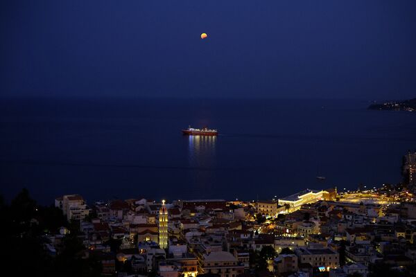 Лунное затмение в Греции - Sputnik Казахстан