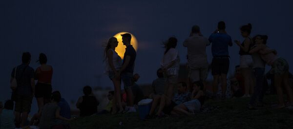 Люди смотрят на Луну, архивное фото - Sputnik Казахстан