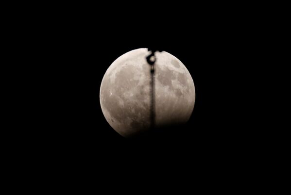 Лунное затмение над Бейрутом - Sputnik Казахстан