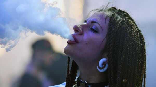 Девушка пускает дым от сигарет, архивное фото - Sputnik Казахстан