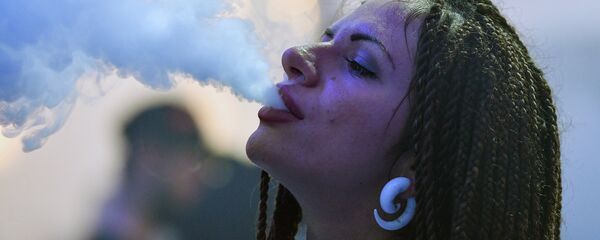 Девушка пускает дым от сигарет, архивное фото Девушка пускает дым от сигарет, архивное фото - Sputnik Казахстан