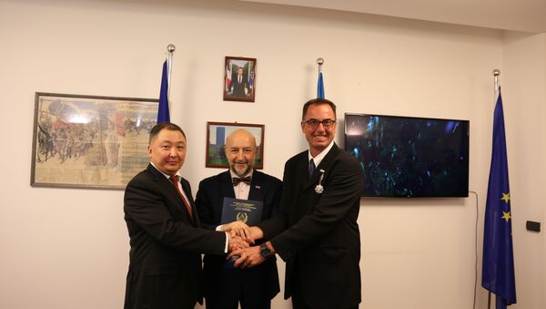 В Астане наградили французского полицейского - Sputnik Казахстан