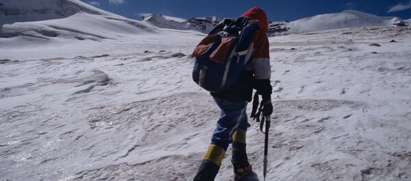 Альпинист в горах, архивное фото Альпинист в горах, архивное фото - Sputnik Казахстан