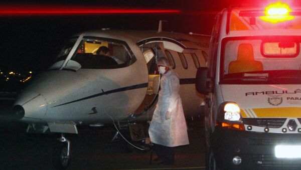 Машина скорой помощи и врачи в аэропорту, архивное фото - Sputnik Казахстан
