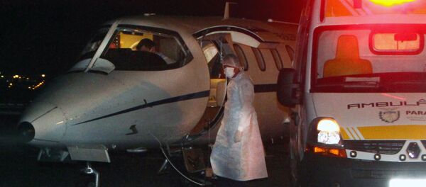 Машина скорой помощи и врачи в аэропорту, архивное фото Машина скорой помощи и врачи в аэропорту, архивное фото - Sputnik Казахстан