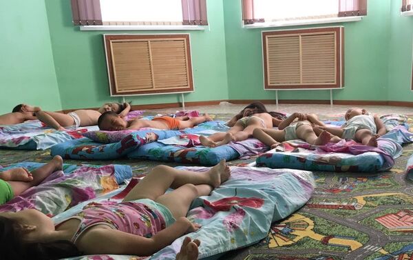Спящие на полу дети из детского сада Кулыным - Sputnik Казахстан