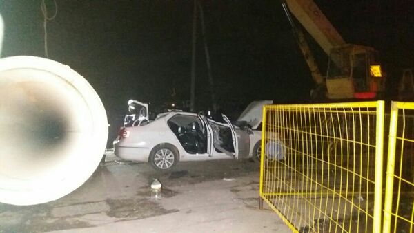 Автомобиль пробил ограждение и врезался в трубу теплотрассы - Sputnik Казахстан