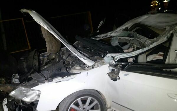 Автомобиль пробил ограждение и врезался в трубу теплотрассы - Sputnik Казахстан