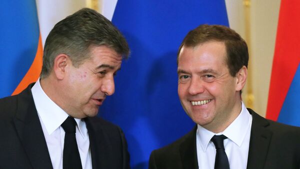 Председатель правительства РФ Дмитрий Медведев и глава правительства Армении Карен Карапетян (справа) - Sputnik Казахстан